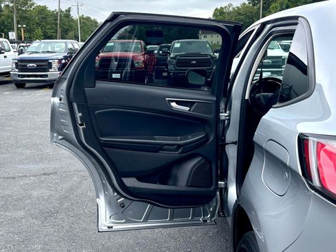 Used 2021 Ford Edge SE image 16