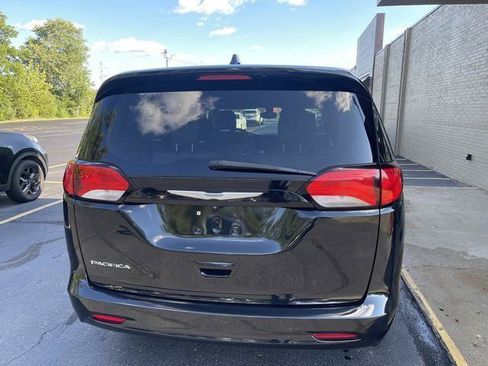 Used 2017 Chrysler Pacifica LX FWD image 5