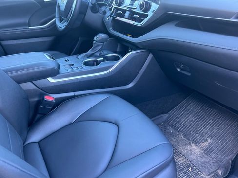 Certified 2025 Toyota Highlander XLE image 18