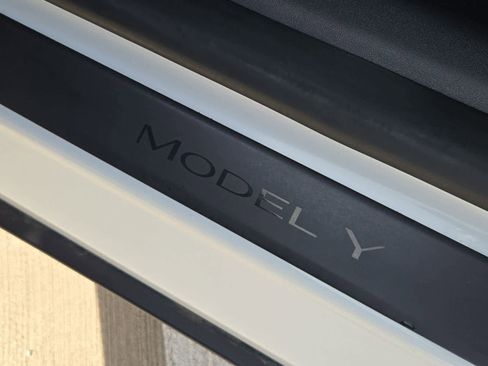 Used 2023 Tesla Model Y Long Range image 17