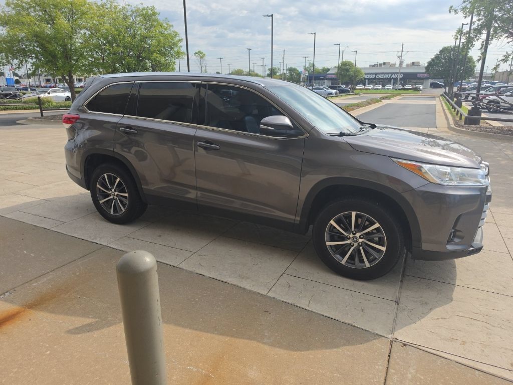 Used 2019 Toyota Highlander XLE FWD image 4
