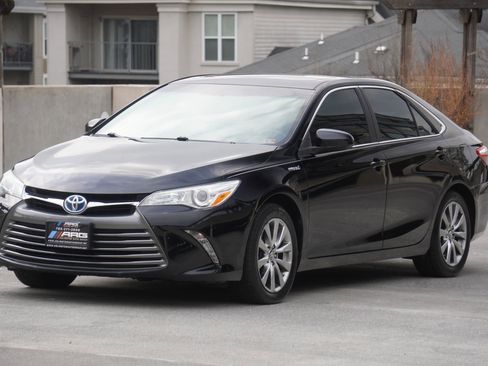 Used 2017 Toyota Camry XLE w/ Moonroof Package image 3