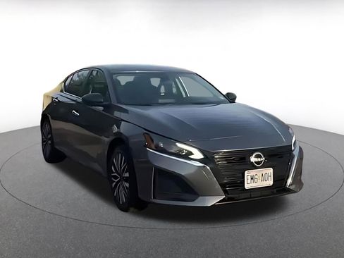 Used 2025 Nissan Altima 2.5 SV image 3