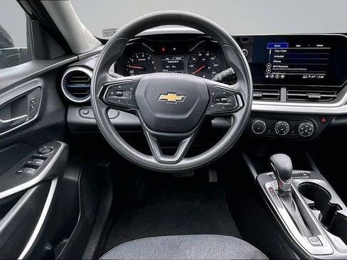 Used 2024 Chevrolet Trax LS w/ LS Convenience Package FWD image 8