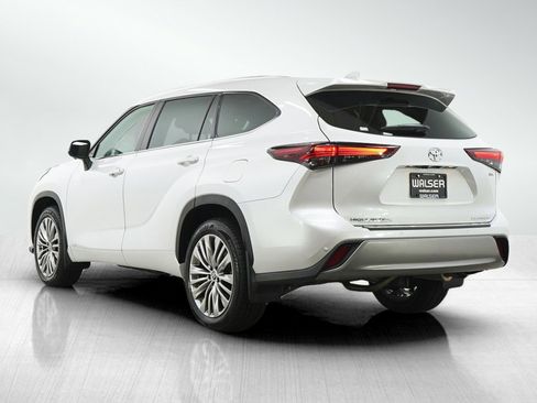 Used 2025 Toyota Highlander Platinum image 3