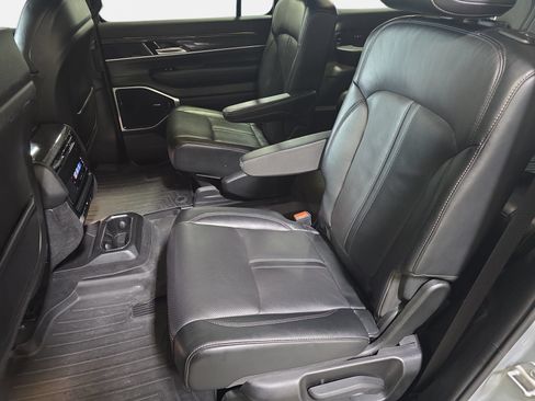 Used 2022 Jeep Wagoneer Series III w/ Premium Group I AWD/4WD image 13