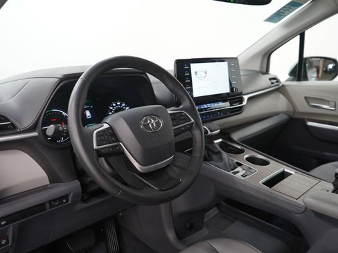 Used 2021 Toyota Sienna XLE image 25