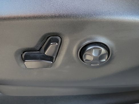 Used 2024 Chrysler Pacifica Touring-L image 17