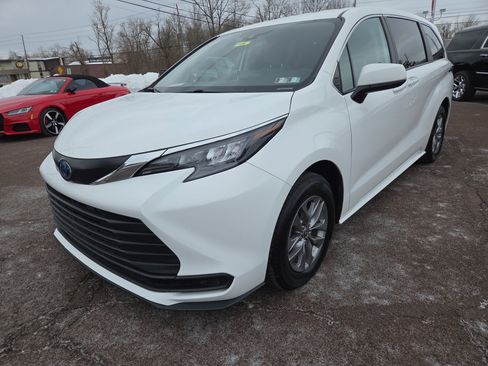 Certified 2024 Toyota Sienna LE image 7