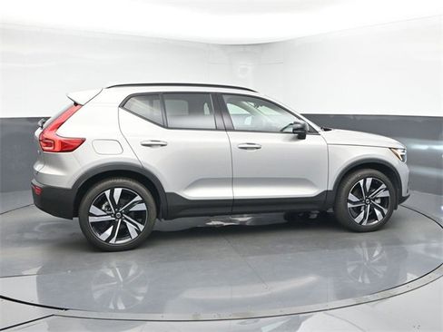 Used 2024 Volvo XC40 B5 Plus w/ Protection Package Premier image 8