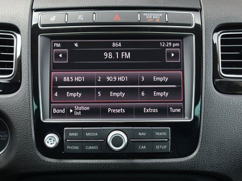 Used 2017 Volkswagen Touareg Sport AWD/4WD image 38