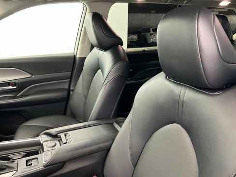 Certified 2025 Toyota Grand Highlander AWD image 17