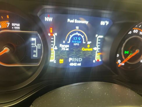 Used 2025 Jeep Wrangler Unlimited Rubicon AWD/4WD image 4