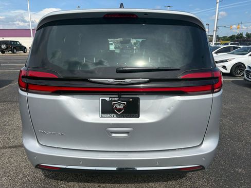 Used 2026 Chrysler Pacifica Select FWD image 10