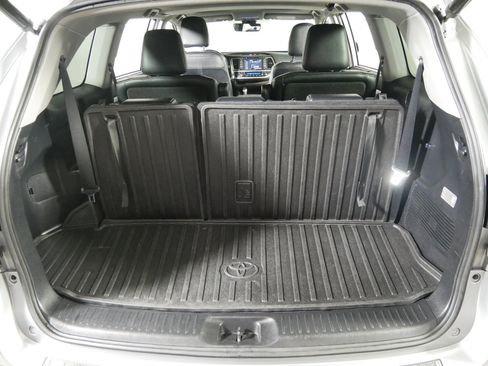 Used 2019 Toyota Highlander XLE image 18