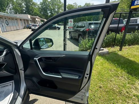 Used 2021 Toyota RAV4 LE AWD/4WD image 33