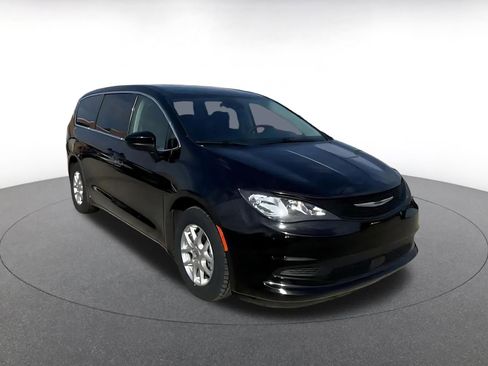 Used 2024 Chrysler Voyager LX image 3