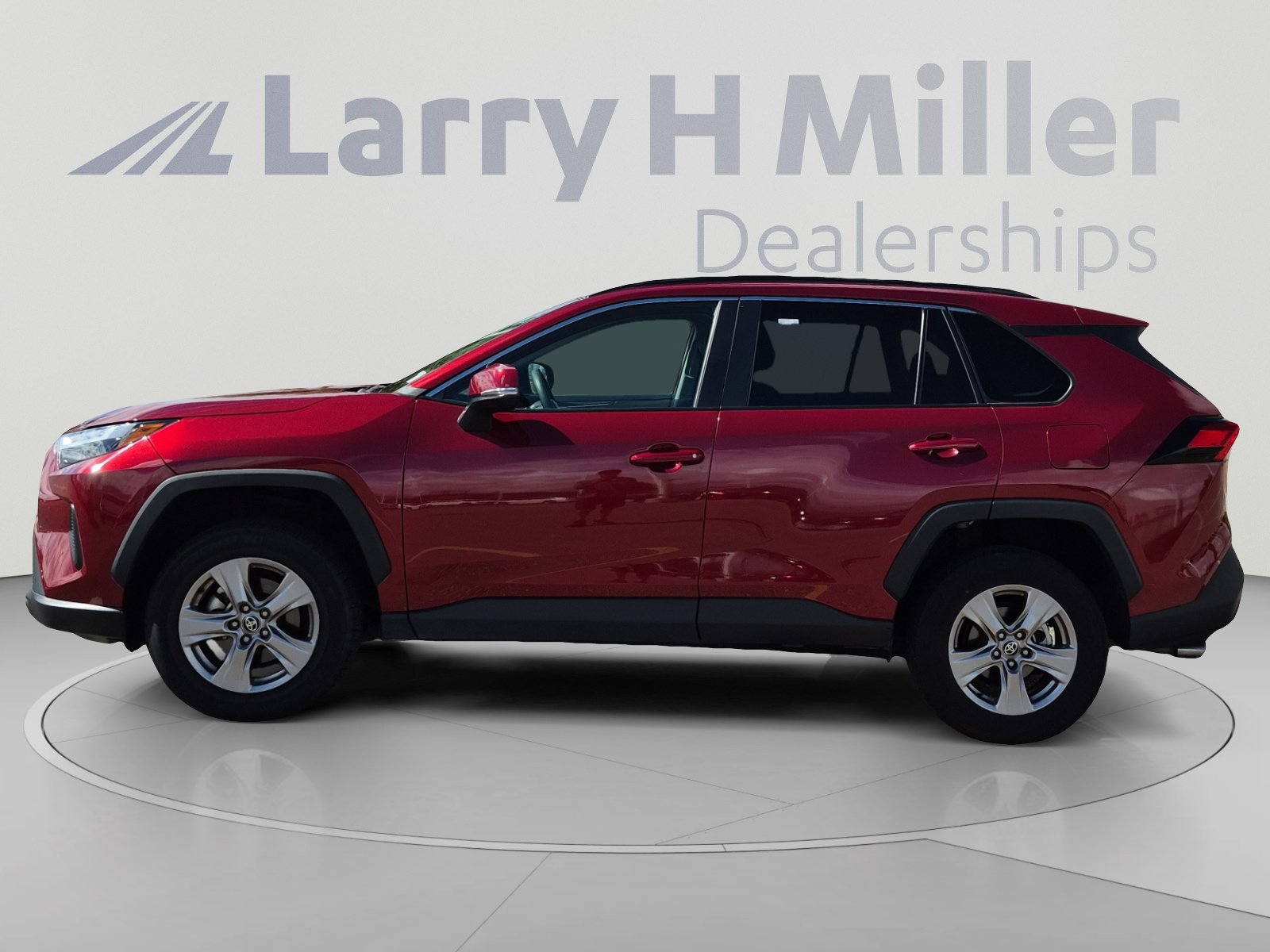 Used 2025 Toyota RAV4 XLE AWD/4WD image 2