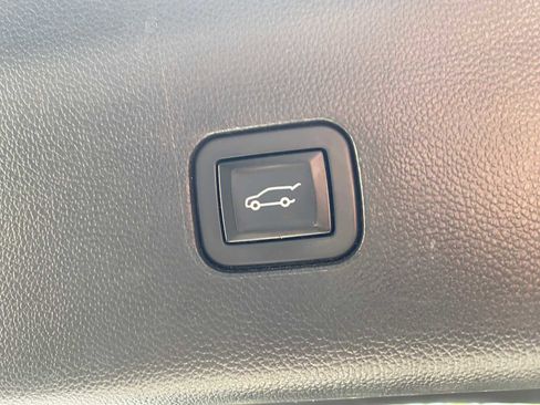 Used 2018 Buick Enclave Essence AWD/4WD image 36
