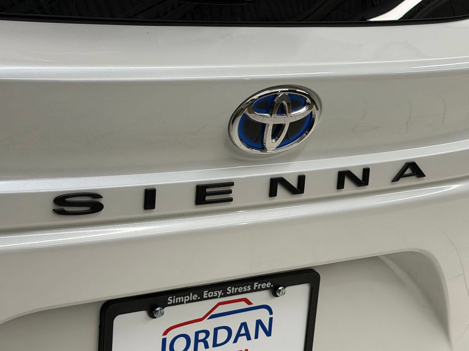 Used 2024 Toyota Sienna XLE FWD image 32