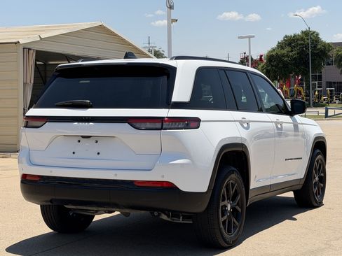 Used 2025 Jeep Grand Cherokee Altitude RWD image 7