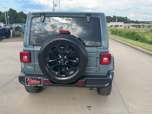 Used 2025 Jeep Wrangler Unlimited Sahara w/ Safety Group AWD/4WD image 8