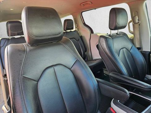 Used 2023 Chrysler Pacifica Touring-L FWD image 15
