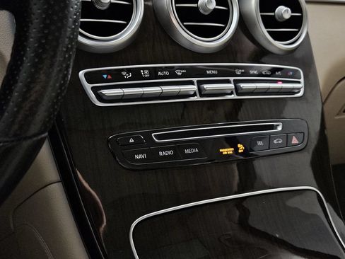 Used 2019 Mercedes-Benz GLC 300 4MATIC w/ Premium Package image 12