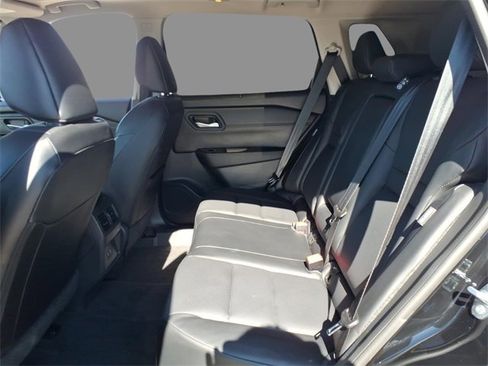 Used 2025 Nissan Rogue SV w/ SV Premium Package image 5