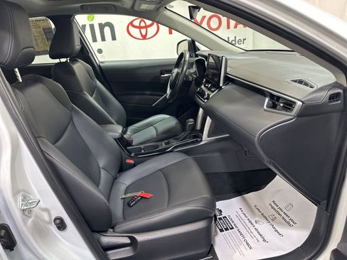 Used 2023 Toyota Corolla Cross XLE w/ Convenience Package image 12