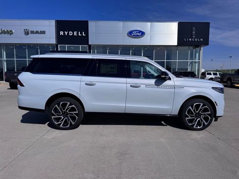 New 2026 Lincoln Navigator L Reserve AWD/4WD image 2