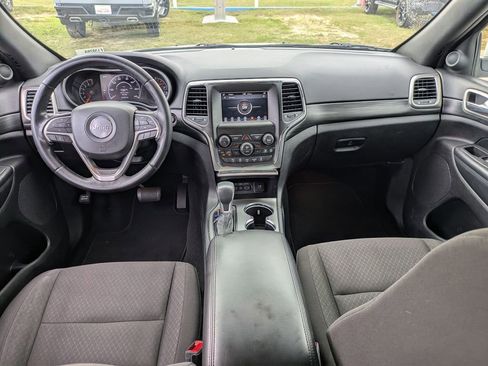 Used 2020 Jeep Grand Cherokee Laredo image 28