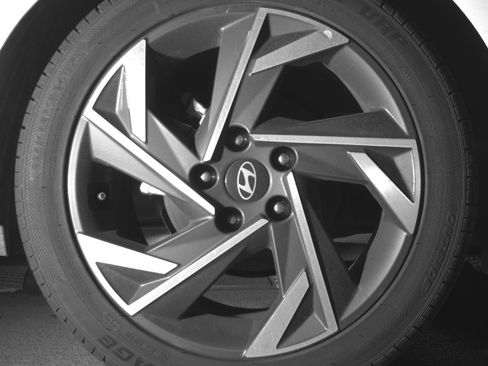 Used 2025 Hyundai Elantra SEL image 15