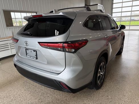 Used 2022 Toyota Highlander XLE AWD/4WD image 38