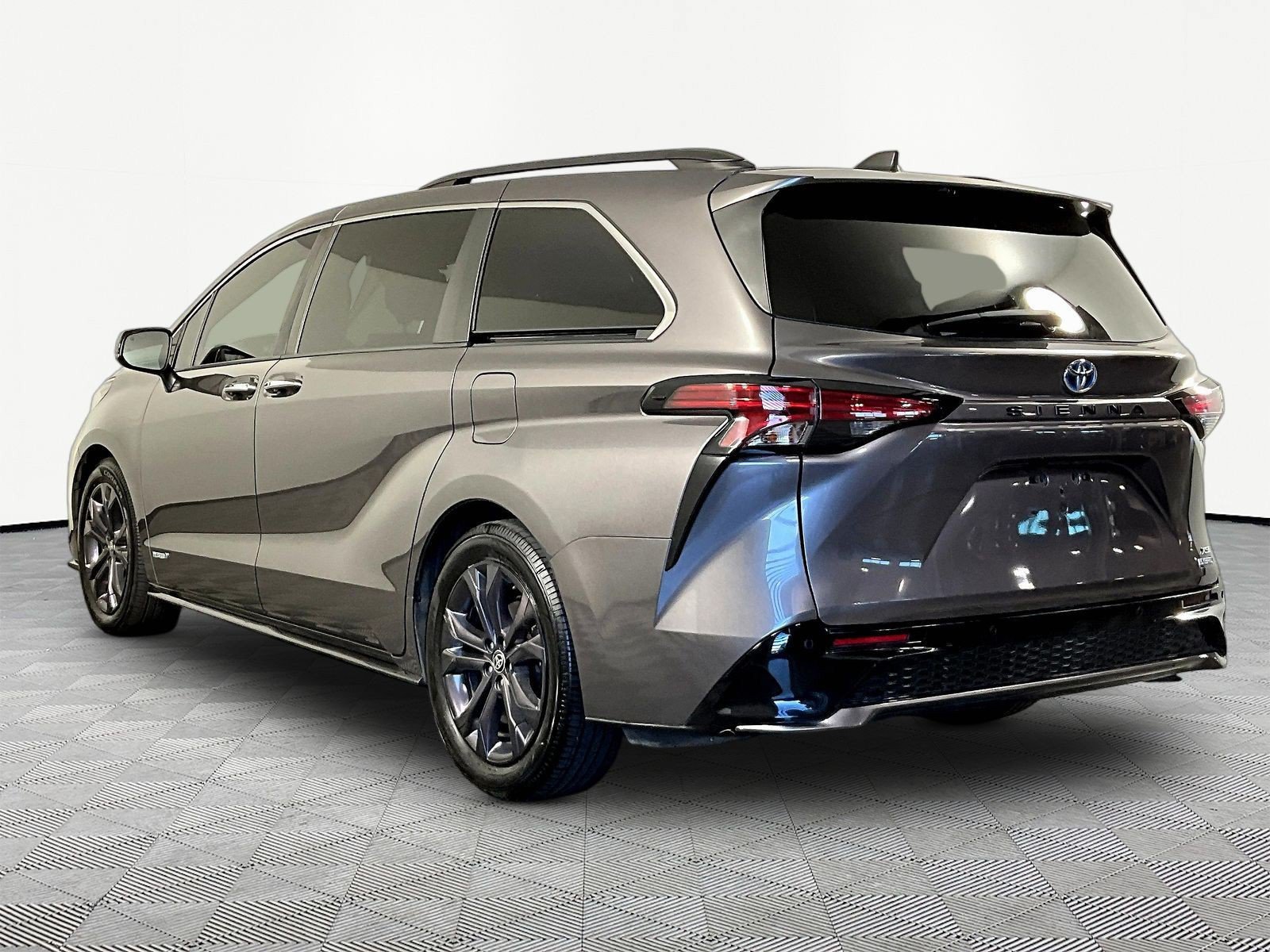 Used 2021 Toyota Sienna XSE FWD image 4