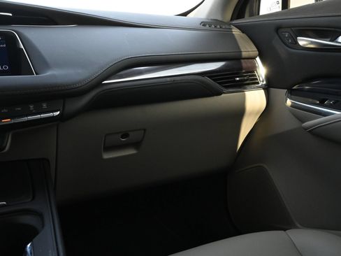 Used 2023 Cadillac XT4 Luxury w/ Cold Weather Package FWD image 9