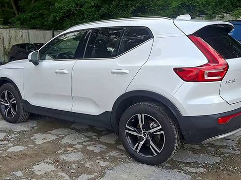 Used 2025 Volvo XC40 B5 Core AWD/4WD image 2