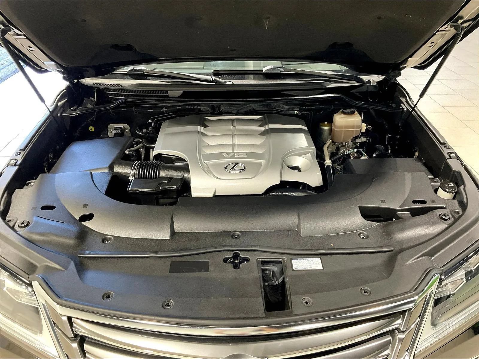 Used 2017 Lexus LX 570 4WD w/ Luxury Package image 34