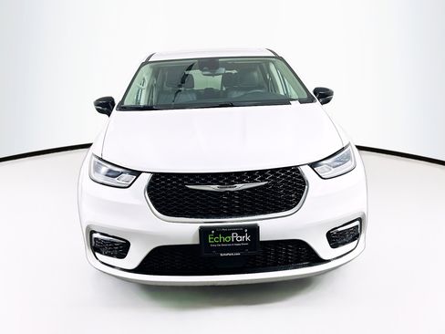 Used 2024 Chrysler Pacifica Touring-L image 2