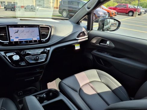 New 2026 Chrysler Pacifica Select image 20