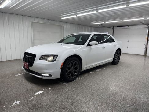 Used 2018 Chrysler 300 S w/ 300S Premium Group image 3