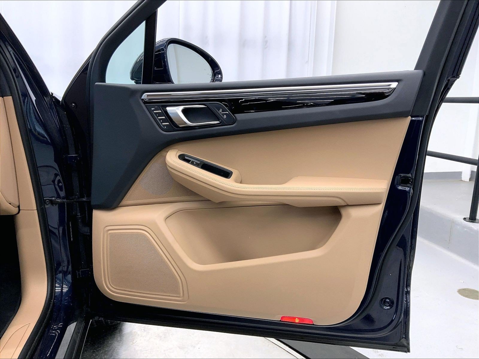 Certified 2023 Porsche Macan AWD/4WD image 29