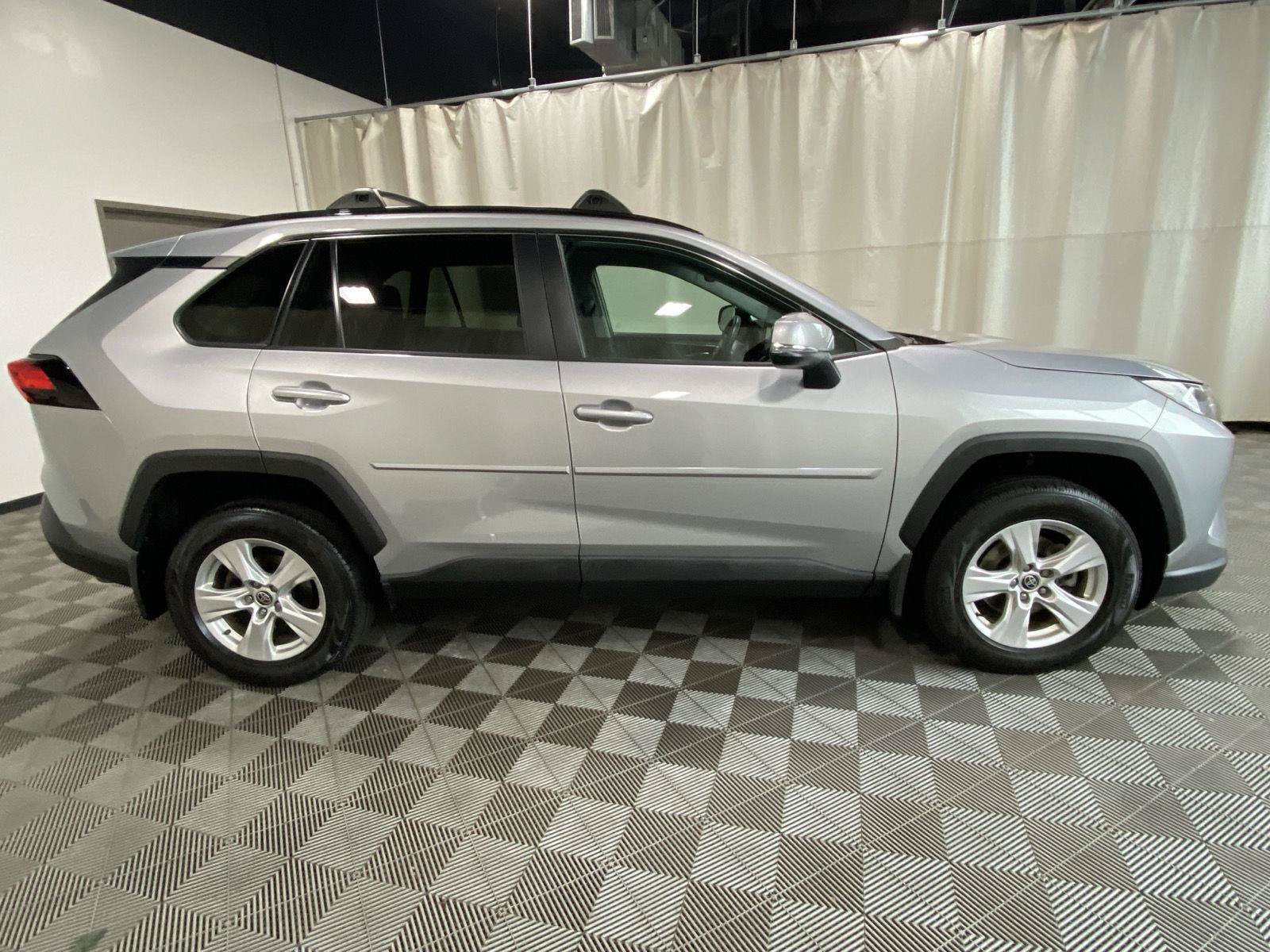 Used 2021 Toyota RAV4 XLE AWD/4WD image 9