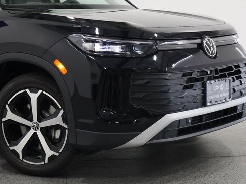 New 2025 Volkswagen Tiguan SE image 3