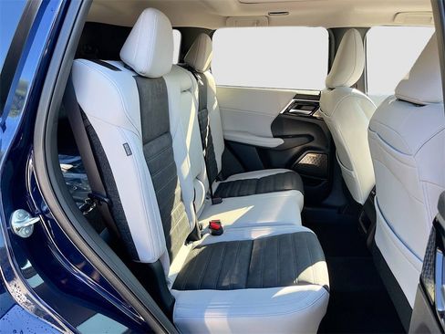 New 2025 Mitsubishi Outlander SE image 29