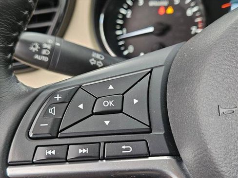 Used 2017 Nissan Rogue SV FWD image 15