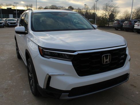 New 2025 Honda Pilot Touring image 2