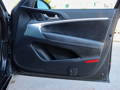 Used 2019 Genesis G70 2.0T Advanced image 9