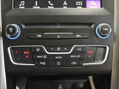 Used 2017 Ford Fusion SE w/ Fusion SE Technology Package image 22