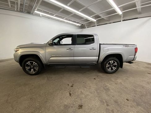 Used 2018 Toyota Tacoma TRD Sport image 3